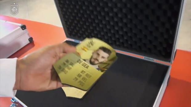 Luis Enrique uses FIFA cards for Spain squad announcement